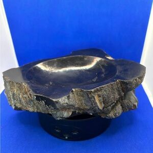 Stunning petrified wood crystal dish
4 pound 3 oz bowl measures 8x6.5x2”